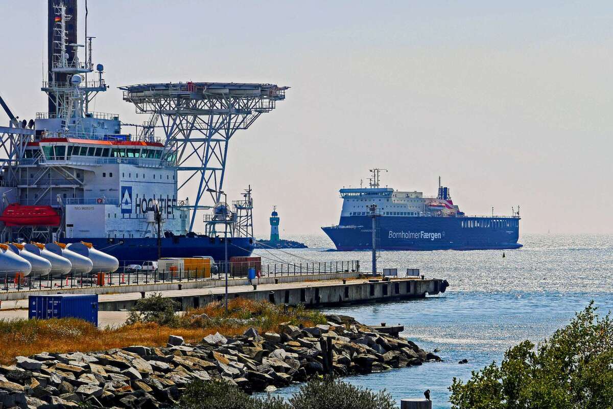 Hafen Mukran mit Verladekränen und Containerschiff