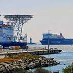 Hafen Mukran mit Verladekränen und Containerschiff